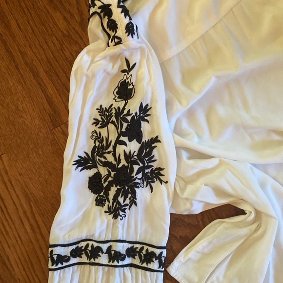 Chico’s white tunic with black floral embroidery - Picture 4 of 5